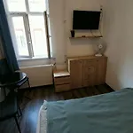 Aradi With Private Bathroom In The Centre Mid Term Habitación en casa particular Budapest