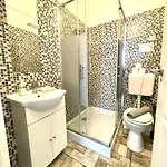 Aradi With Private Bathroom In The Centre Mid Term Habitación en casa particular *