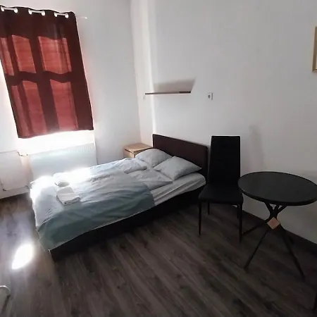 Проживание в семье Aradi With Private Bathroom In The Centre Mid Term *