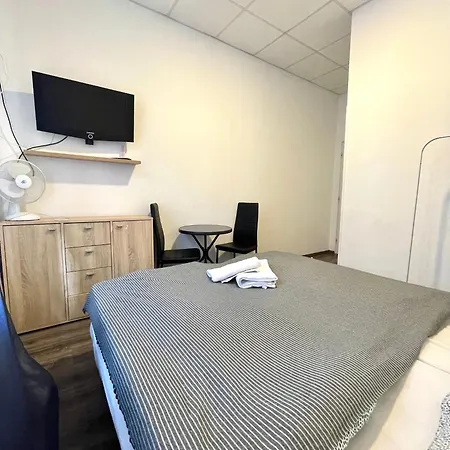 Проживание в семье Aradi With Private Bathroom In The Centre Mid Term