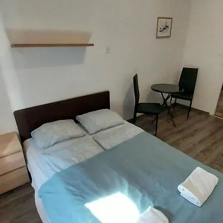 Rum i privatbostad Aradi With Private Bathroom In The Centre Mid Term Budapest