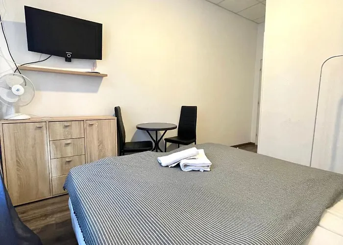 Homestay Aradi With Private Bathroom In The Centre Mid Term