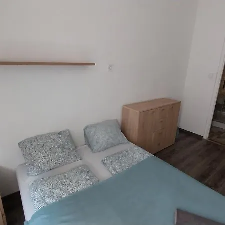 Aradi With Private Bathroom In The Centre Mid Term Séjour chez l'habitant *
