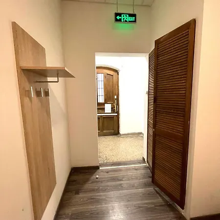 Aradi With Private Bathroom In The Centre Mid Term *